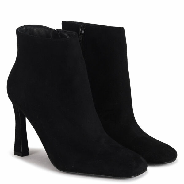 Sleek and Stylish Chelsea Boots – Perfect for Day-to-Night Looks - Image 3
