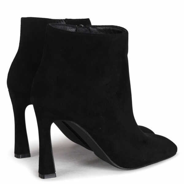 Sleek and Stylish Chelsea Boots – Perfect for Day-to-Night Looks - Image 4